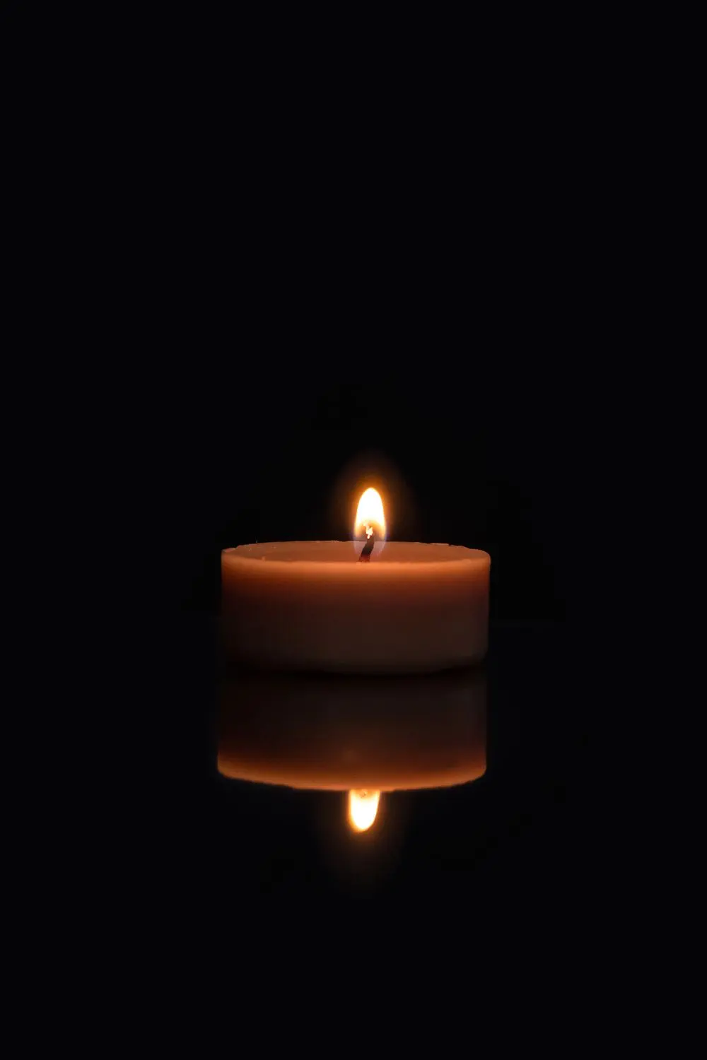 Flamme d'une bougie dans l'obscurité, symbole du don de voyance