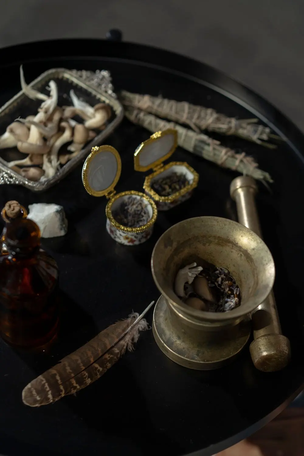 Mortier en laiton, plantes séchées et objets rituels du marabout